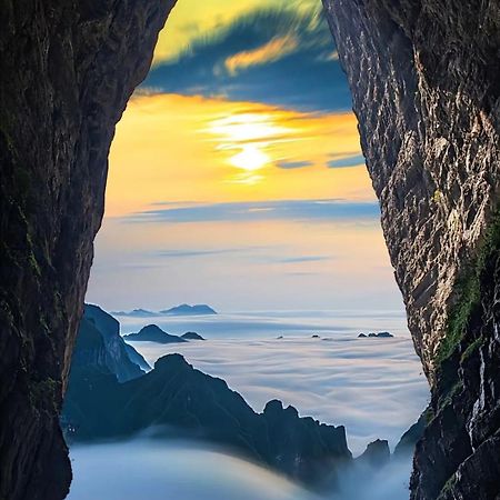 Patio Spring Holiday Inn -- Free Round Trip Pick-Up Service --Panoramic View Of Tianmen Mount Жангжиаже Екстериор снимка
