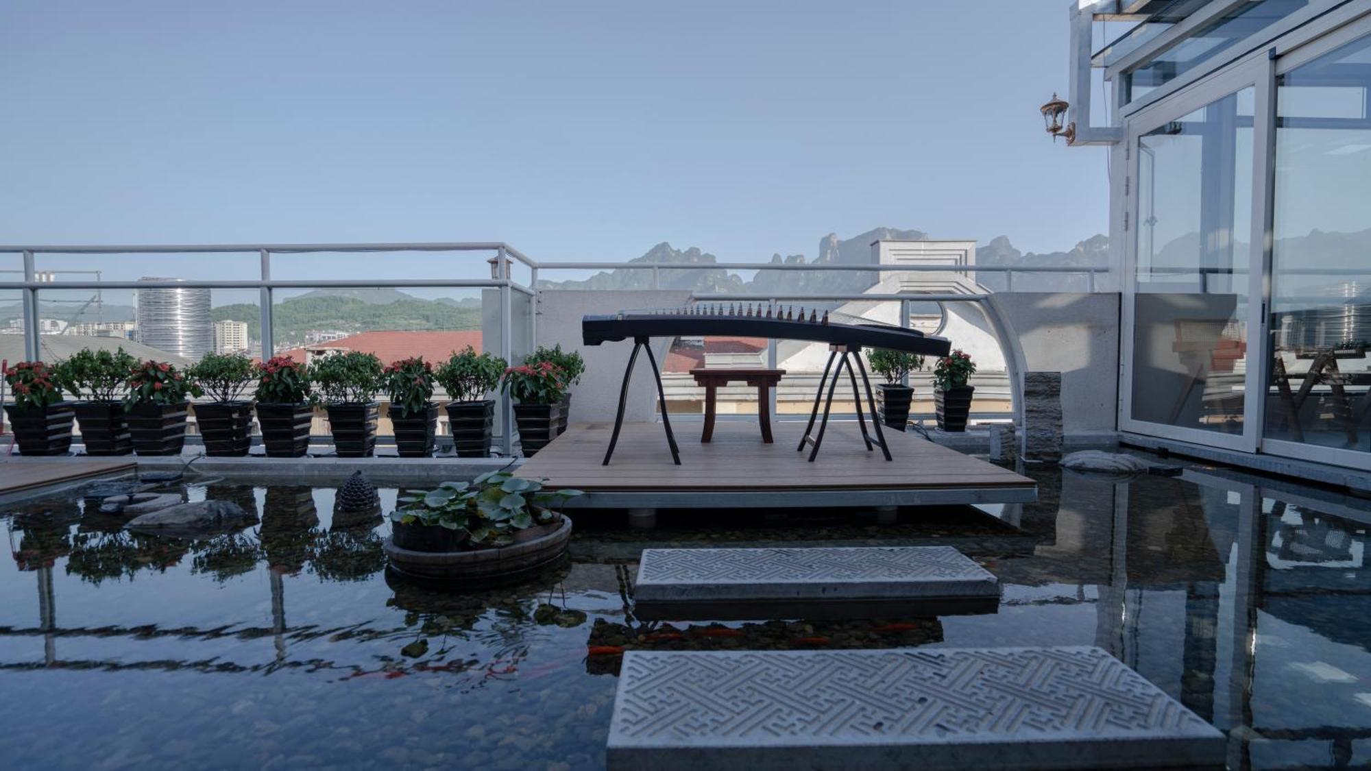 Patio Spring Holiday Inn -- Free Round Trip Pick-Up Service --Panoramic View Of Tianmen Mount Жангжиаже Екстериор снимка