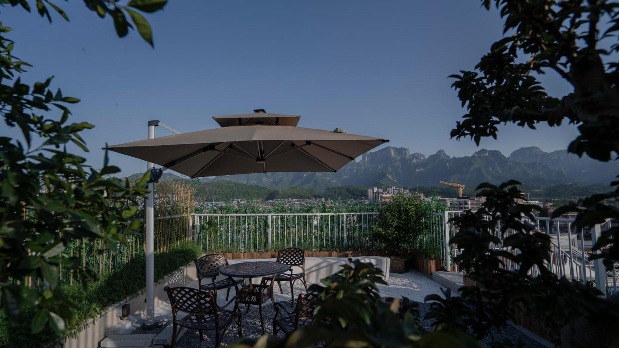 Patio Spring Holiday Inn -- Free Round Trip Pick-Up Service --Panoramic View Of Tianmen Mount Жангжиаже Екстериор снимка