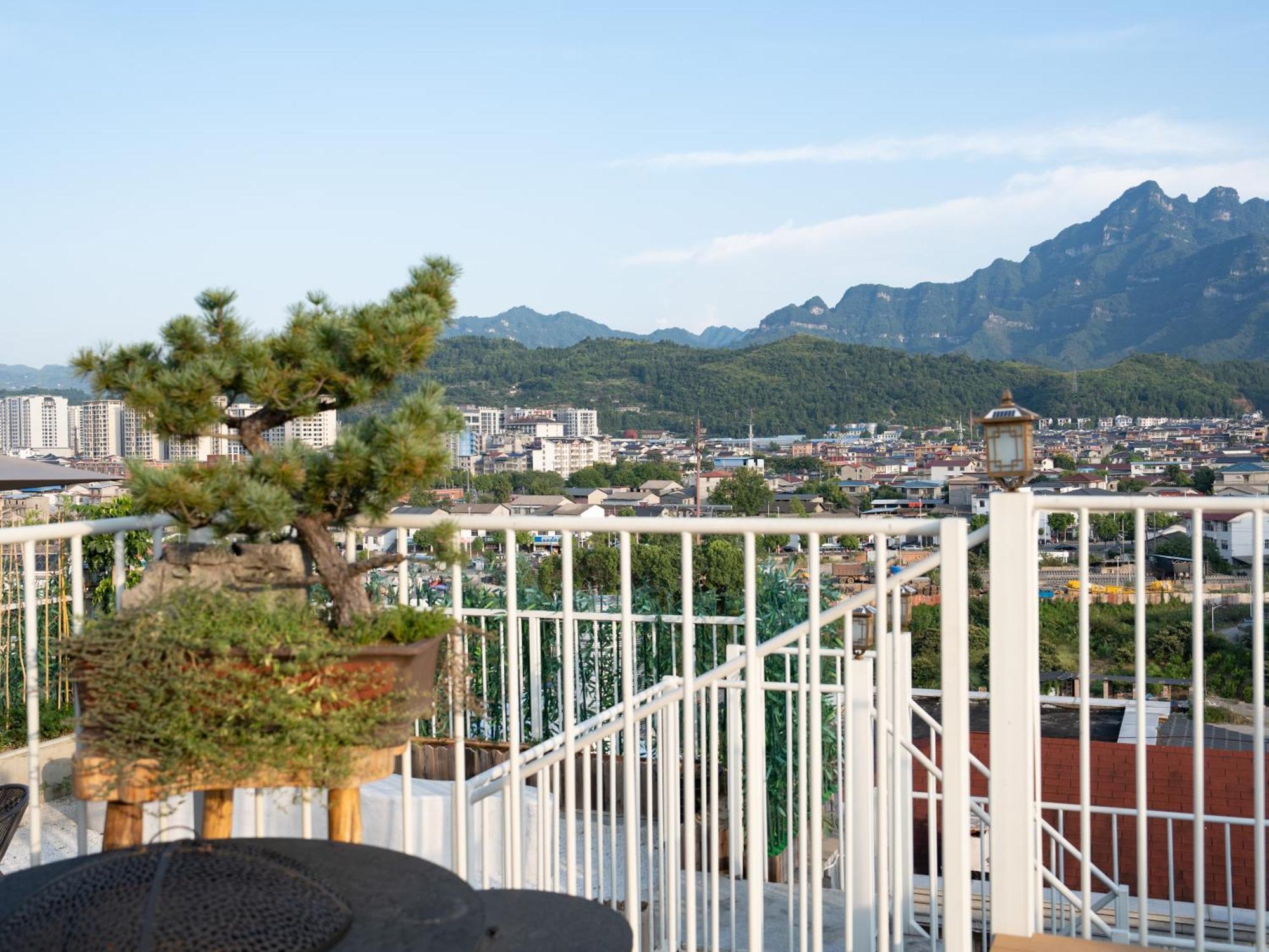 Patio Spring Holiday Inn -- Free Round Trip Pick-Up Service --Panoramic View Of Tianmen Mount Жангжиаже Екстериор снимка