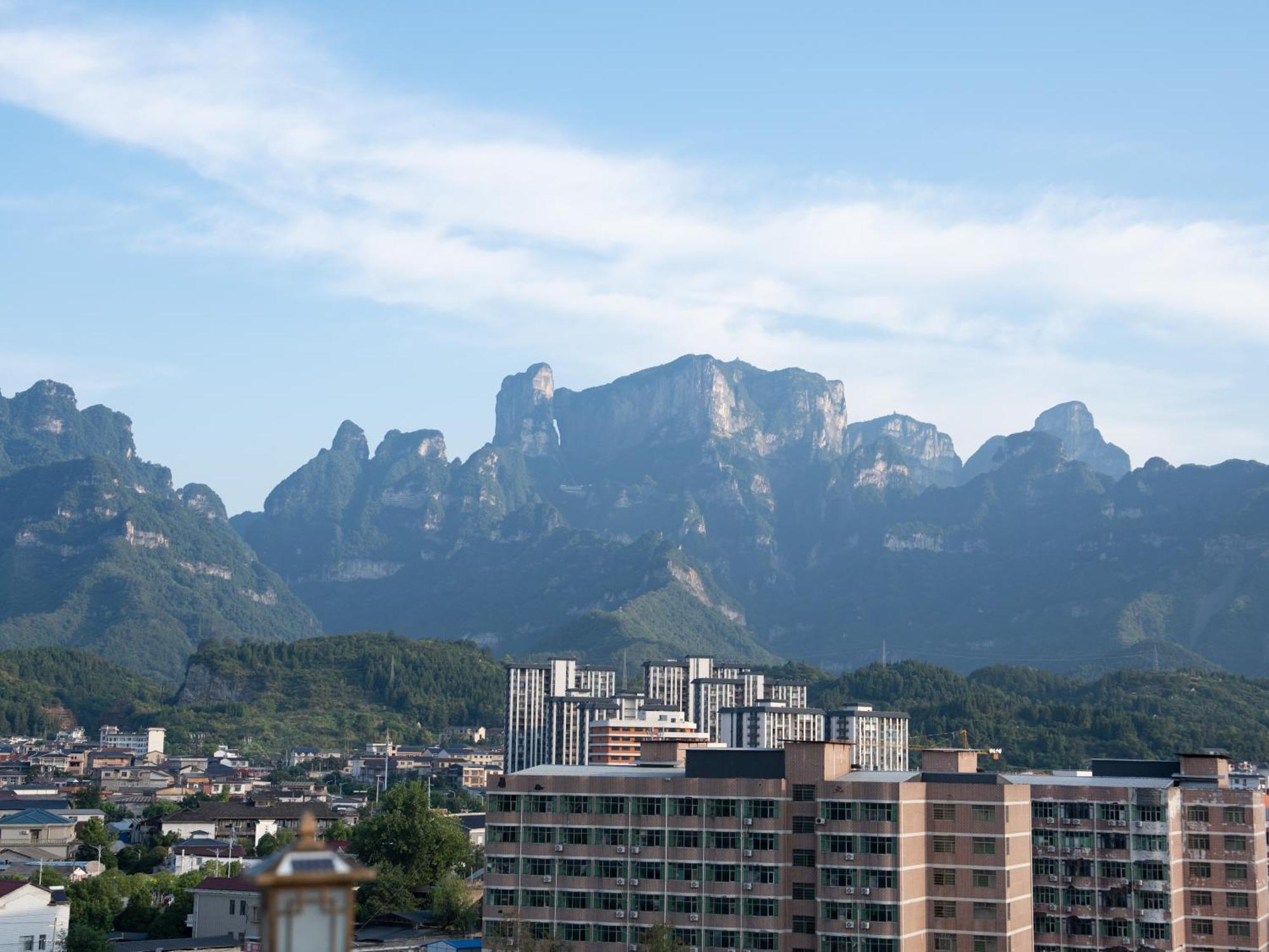 Patio Spring Holiday Inn -- Free Round Trip Pick-Up Service --Panoramic View Of Tianmen Mount Жангжиаже Екстериор снимка