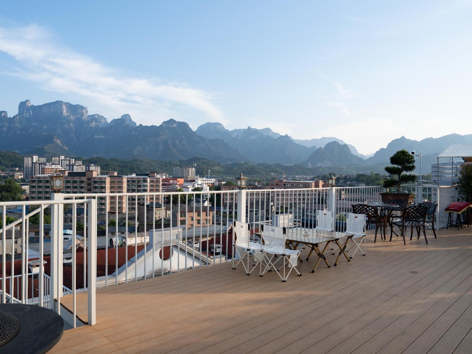 Patio Spring Holiday Inn -- Free Round Trip Pick-Up Service --Panoramic View Of Tianmen Mount Жангжиаже Екстериор снимка