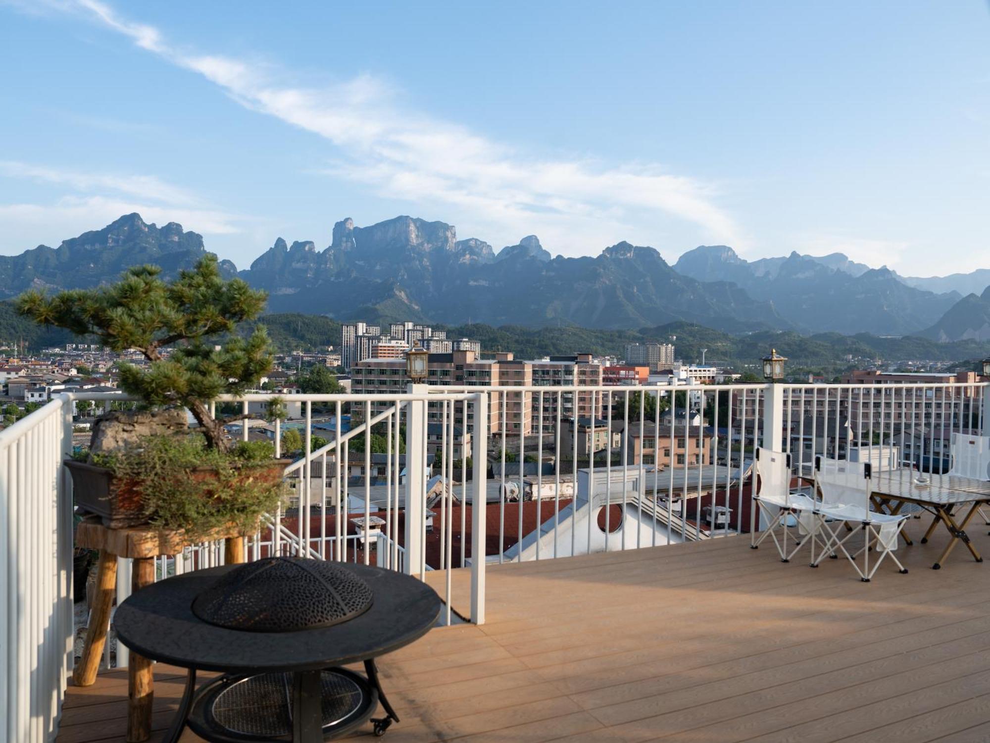 Patio Spring Holiday Inn -- Free Round Trip Pick-Up Service --Panoramic View Of Tianmen Mount Жангжиаже Екстериор снимка